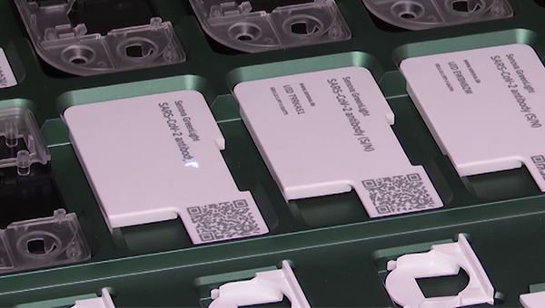 Línea de producción en Senova Greenlight - etiquetado láser de carcasas de plástico