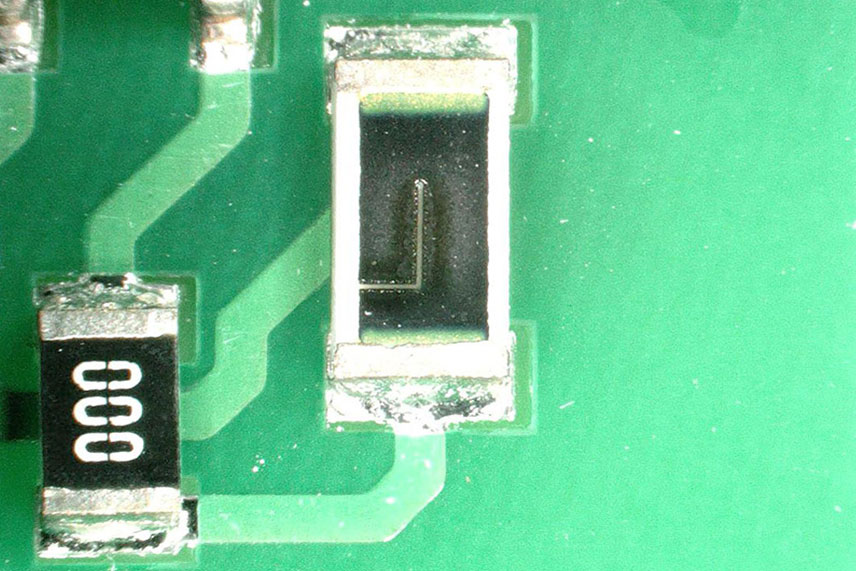 Elektronischer Widerstand mit L-Cut auf einer Leiterplatte, der mit einem Lasertrimmer von ACI realisiert wurde