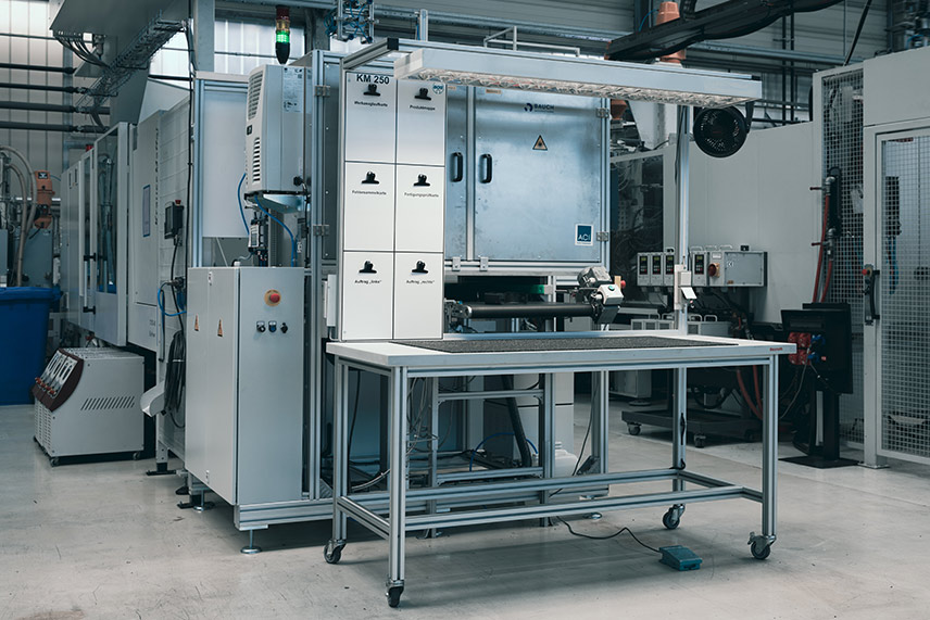 Blick in eine Produktionshalle mit einer Sonderanlage, in welche ein Lasersystem von ACI integriert ist