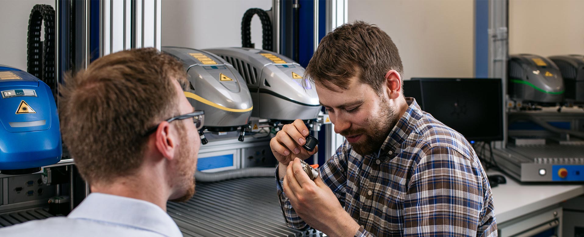 Two ACI Laser GmbH employees in the application laboratory