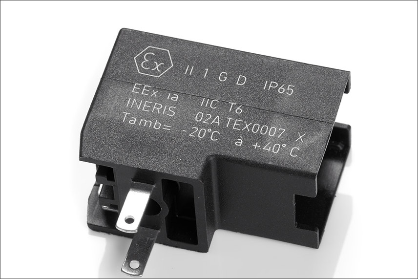 Laserbeschriftung auf einem Elektronik Stecker aus Kunststoff