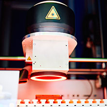Blick in eine Workstation mit Faserlaser mit Auto Focus