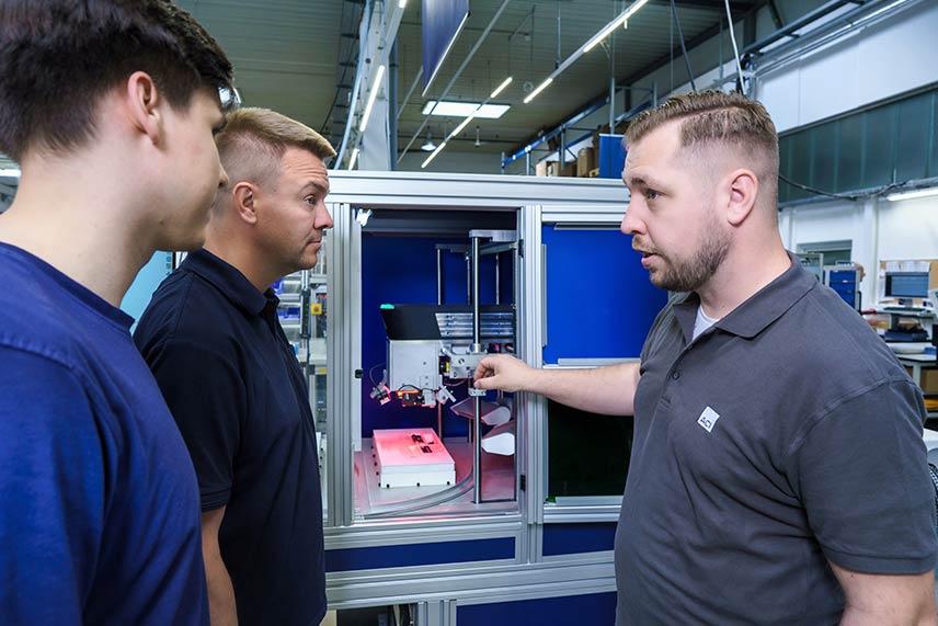 Formation laser ACI : les employés forment les utilisateurs sur le système laser sur site