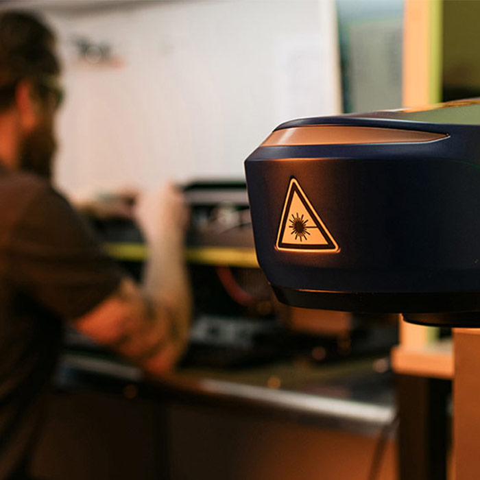 ACI Mitarbeiter arbeitet mit einem Messgerät an einer Laserquelle