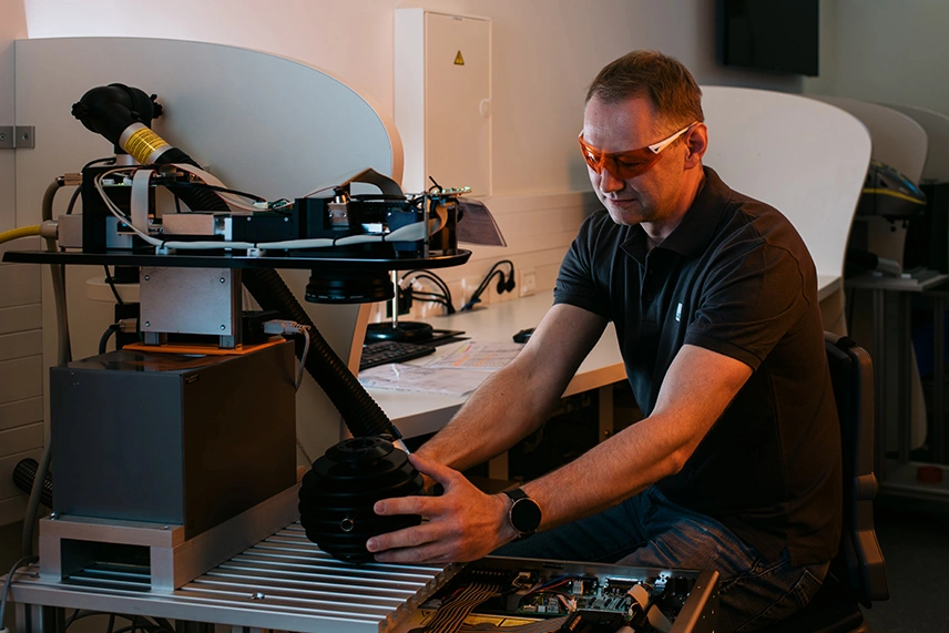 ACI Laser Quality Assurance - Empleados inspeccionando un sistema láser