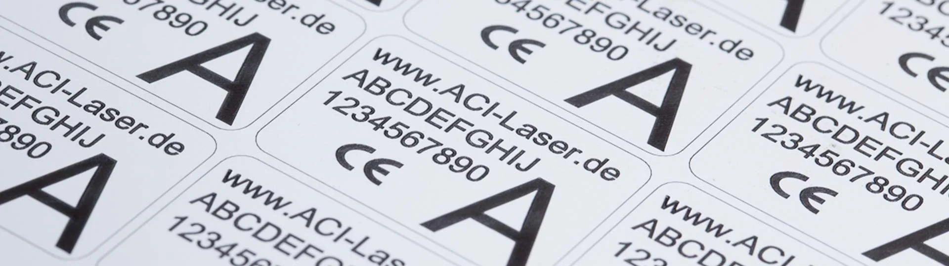 Laserbeschriftung von Text, Ziffern und Logo auf Etiketten