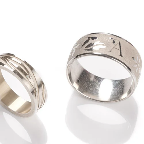Lasergravur auf einem Fingerring aus Silber