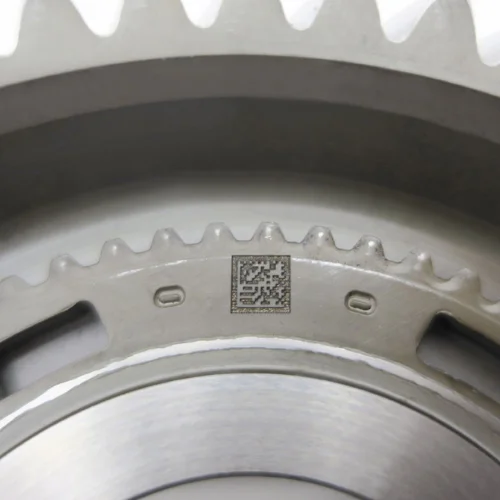 Gravur auf einem Metallbauteil mittels Laserbeschriftung