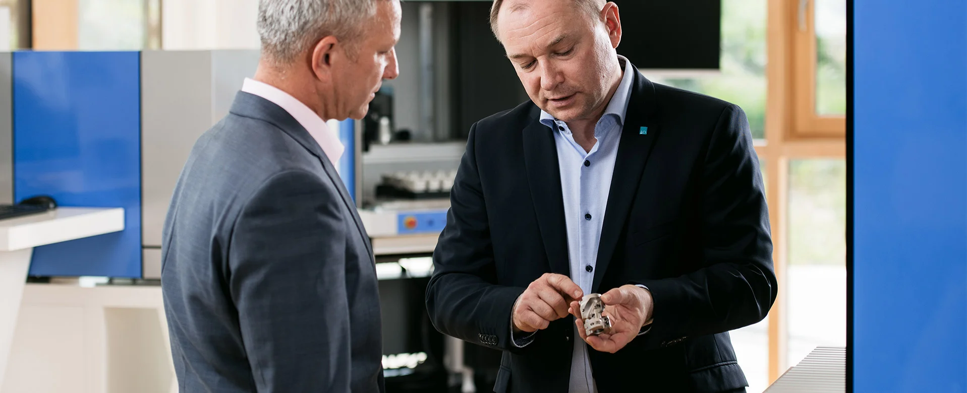 ACI Vertriebspersonal und Kunden begutachten Beschriftungsmuster im Showroom