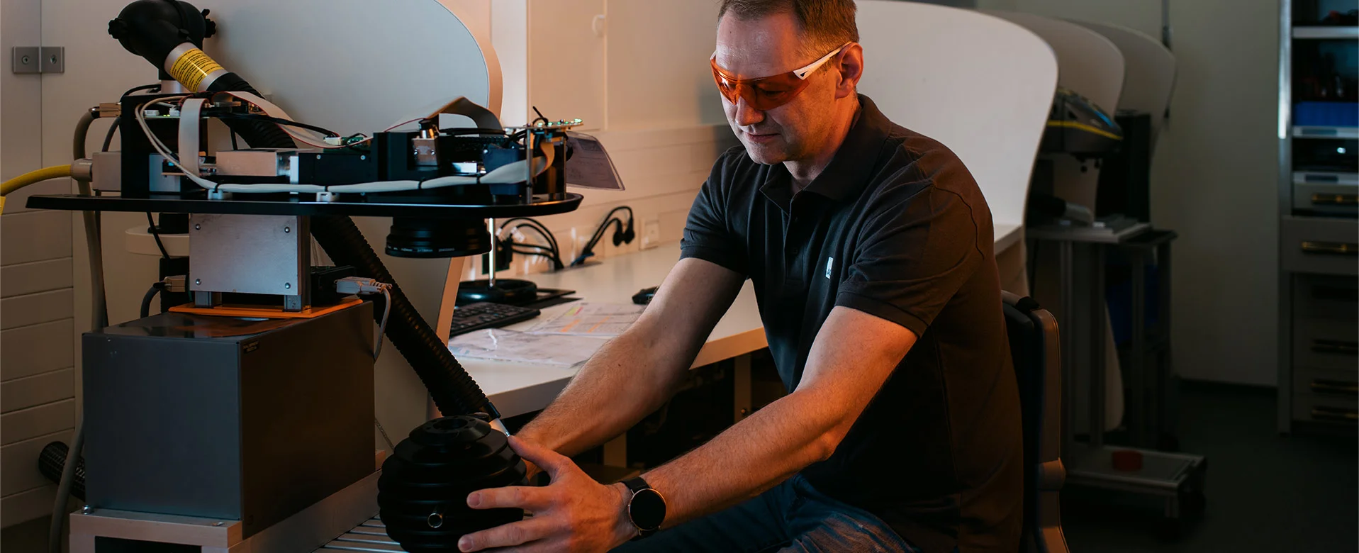 Assurance qualité ACI Laser - Collaborateurs lors de l'inspection d'un système laser
