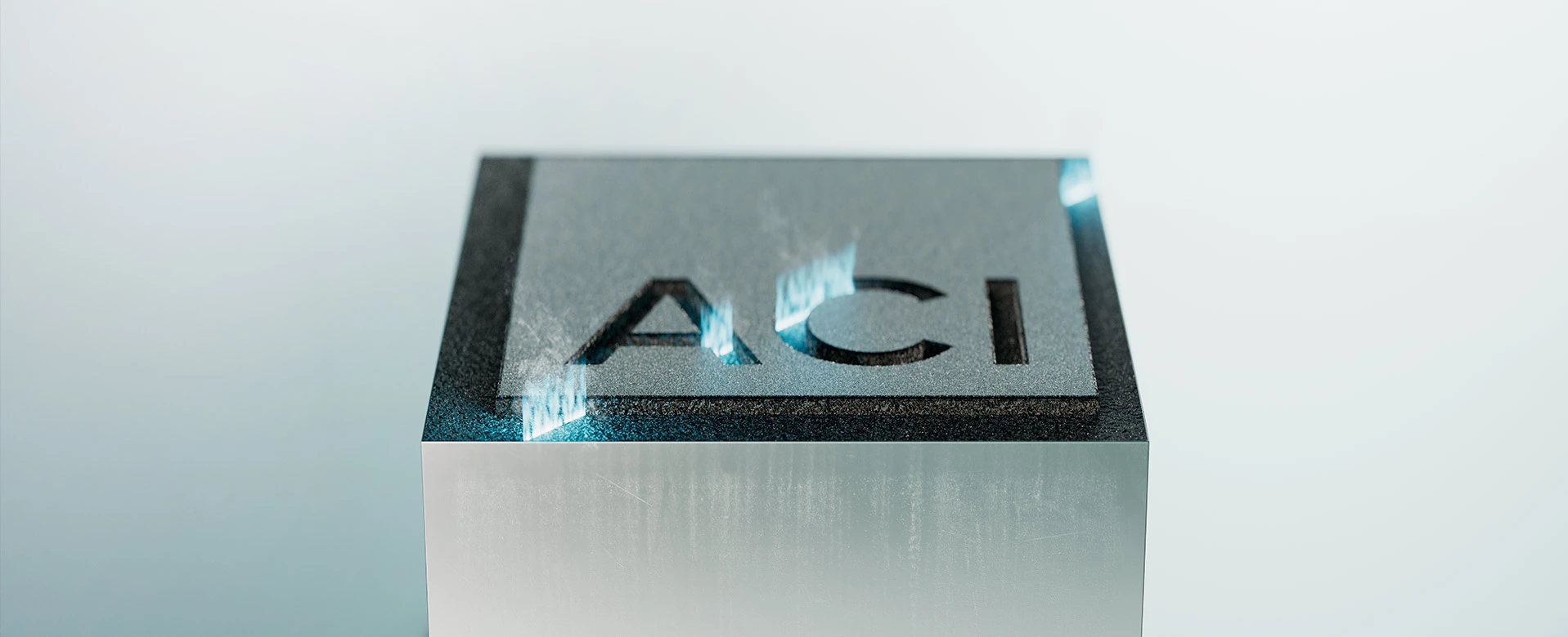 Bloque metálico grabado con el logotipo láser de ACI: símbolo de precisión y calidad