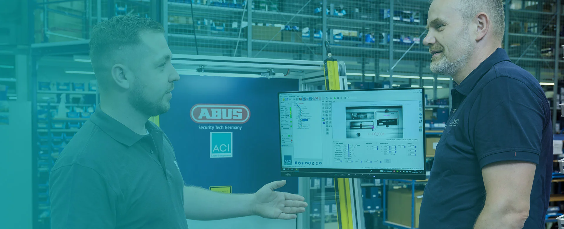 Zwei Personen vor ACI Laseranlage mit Magic Mark Software auf Monitor