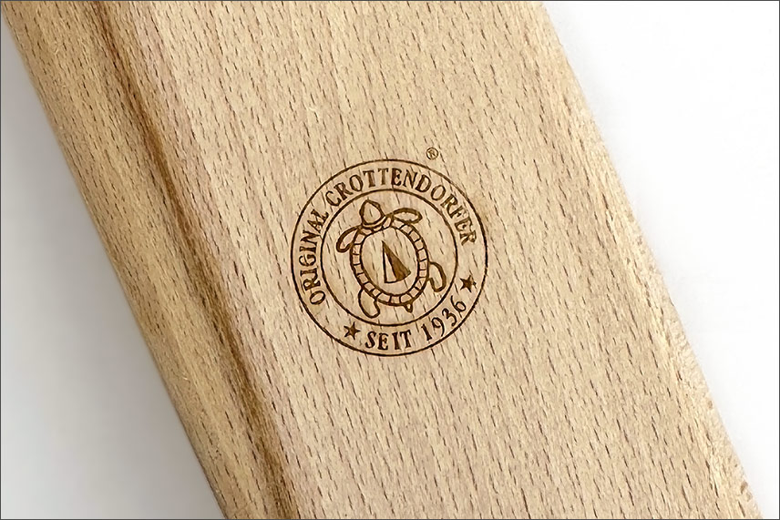 Kontrastreiche Lasergravur auf Holz mit UV-Faserlaser DFL Nova Marker von ACI
