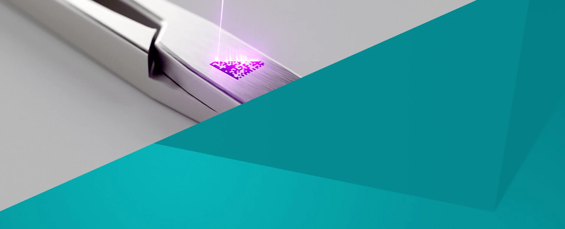 Laserstrahl erzeugt Schwarzmarkierung eines DataMatrix-Codes auf einer chirurgischen Schere aus Edelstahl