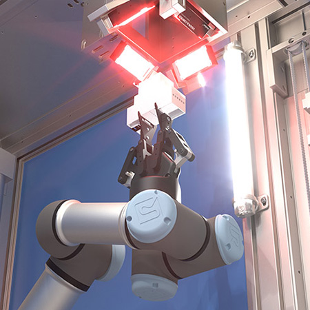 Un bras robotisé maintient un boîtier de rail DIN devant une lentille laser équipée d'un système de vision