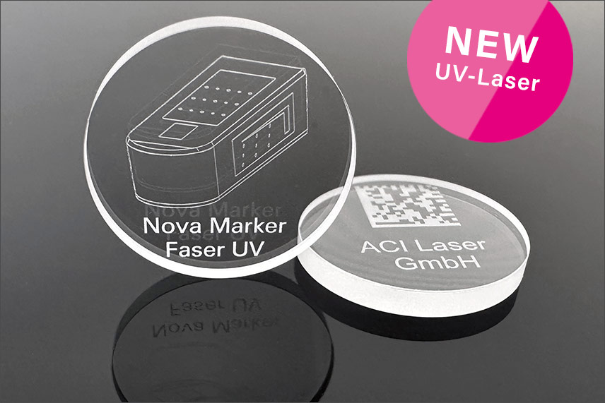 Zwei lasergravierte Glaslinsen mit Grafik, Text, QR-Code, markiert mit UV-Laser